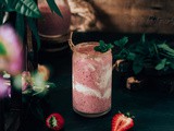 Smoothie aux fruits rouges, banane et mangue