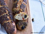 Baguette de pain aux tomates, bacon et olives au pesto