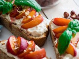 Tartine au chèvre et ricotta aux pêches