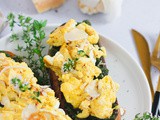 Tartine au pesto et oeuf brouillé