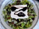 Σαλάτα πράσινη με ωμό κολοκύθι, ανθότυρο και σχοινόπρασο