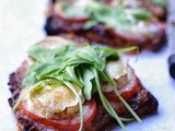 Délicieuses tartines aux oignons delicatements confits, tomate, roquette et chêvre