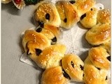 Red Wine Raisin Wreath Buns (酿酒葡萄花圈)