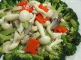 Stir fried broccoli and fresh mushrooms...鲜菇西兰花