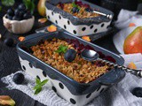 Crumble aux quetsches, poires et noisettes