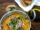 Daal Pakwaan (Lentils with crisp flat bread)