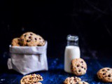 Cookie con gocce di cioccolato e arachidi salate. Contrasti golosi