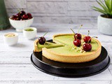 Tè matcha e una crostata con panna cotta. Green is good