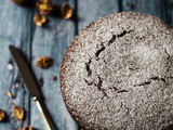 Torta alle noci e cioccolato gianduia, senza burro. Come partire per la tangente