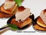 Amuse van foie gras, peperkoek en confiture d’oignons