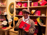 De beroemde modeontwerper Elvis Pompilio verzorgt het design van twee limited edition koekjestrommels van Huis Delacre