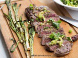 Entrecôte van de grill met salsa van lente-uitjes