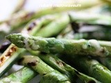 Gegrilde groene asperges en lente-uitjes met een meesterlijke misodressing