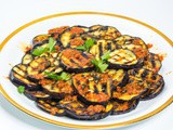 Harissa geroosterde aubergine met gebakken kappertjes