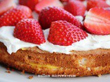 Luchtige engelencake met lemon curd, mascarpone crème en aardbeien