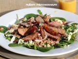 Salade van rode quinoa, steak, medjool dadels en roquefort