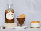 Shortbread cookies met chocolade mousse en zoute karamelsaus