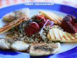 Slaatje van quinoa, snel geroosterde tomaten en gegrilde halloumi