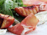 Symfonie van zachte mozzarella, parmaham en gegrilde perzik