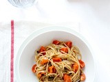 Spaghetti integrali con pomodorini al forno con pesto di olive e capperi