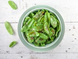 Stir-fried snow peas with garlic and ginger