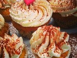 Carrot cupcake με λαχταριστή κρέμα τυριού πασπαλισμένη με κακάο