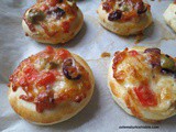 Mini Pizzas with Olives, Cheese and Tomatoes; Zeytinli Mini Pizza