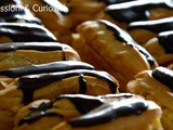 Eclair alla crema ricoperti di cioccolato