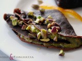 Crepes al cioccolato farcite con crema al pistacchio e all'arancia