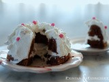 Mini chiffon cake al cioccolato con panna e fragole essiccate