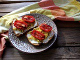 Avocado toast con pomodori grigliati