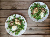 Insalata con bruschette, brie e uovo in camicia