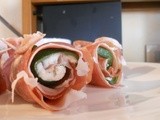 Involtini di prosciutto crudo, zucchine e robiola al basilico