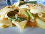 Maltagliati con asparagi, olive verdi e crema di pachino