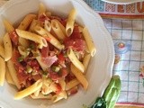 Penne con pomodori freschi, zucchine e speck