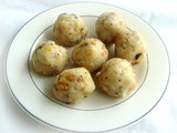 Steamed Onion & Chickpeas Savoury Balls/Vengaya Kondakadalai Uppu Kozhukattai