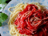 Makaron spaghetti z truskawkami