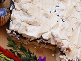 Mazurek wielkanocny z owocami i bezą
