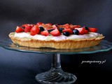 Tarta z owocami i bitą śmietaną