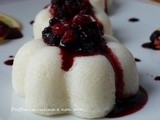 Budino di riso e cocco con salsa ai frutti di bosco, una coccinella e una bella iniziativa