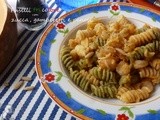 Fusilli tricolore con zucca, gamberetti e pinoli una pasta colorata in pieno autunno