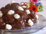 Profitterol o profiterole con crema diplomatica e salsa al cioccolato fondente