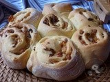 Torta di rose salata con cipolle, uvetta e scamorza.....uno sfizioso bouquet