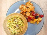 Assiette de midi : pommes de terre, poulet et courgettes crues