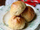 Easy Cheese Dinner Rolls: Cheddar and Cracked Black Pepper