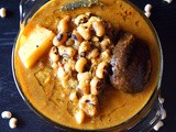 Karamani Kuzhambu | South Indian Black-eyed Bean Gravy
