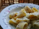 Mezzi paccheri alla crema di patate, ricotta e semi di anice di montagna