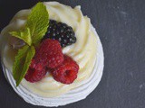 Meringhe con crema al mascarpone e frutti di bosco