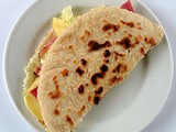 Piadina con spinaci e brie alle mandorle