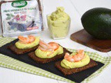 Crostini con crema di avocado e gamberi